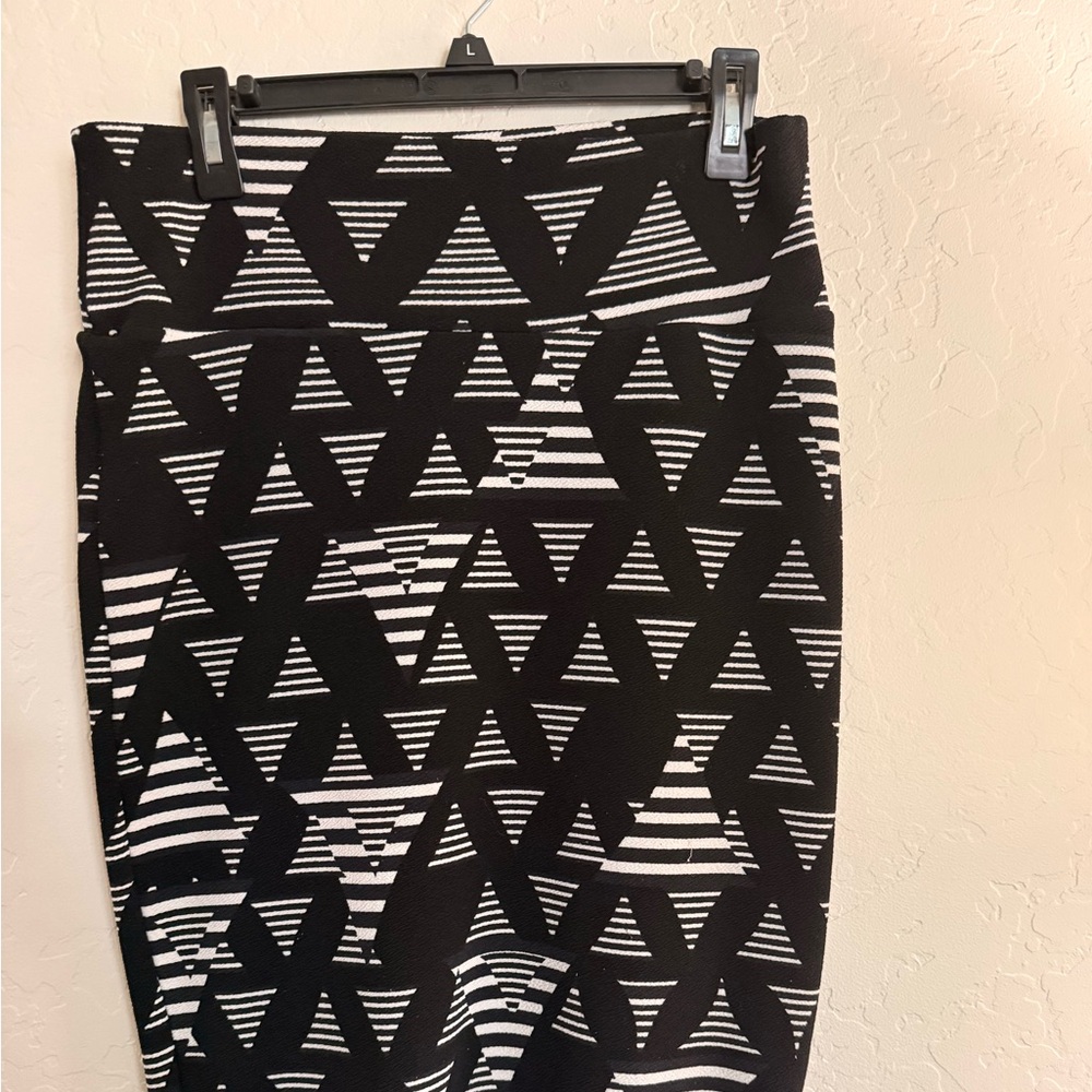 LuLaRoe Black and White Triangle Pattern Pencil Skirt